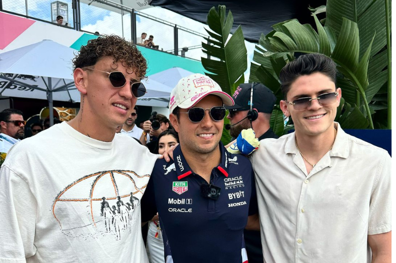«Checo» Pérez recibe playera del América en el GP de Miami
