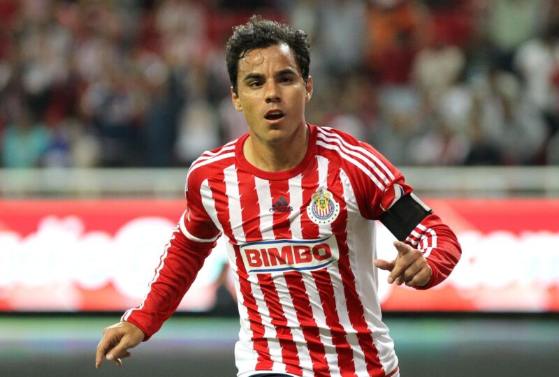 «Omar Bravo, leyenda del fútbol mexicano, enfrenta acusaciones de abuso sexual y debe responder ante la justicia»