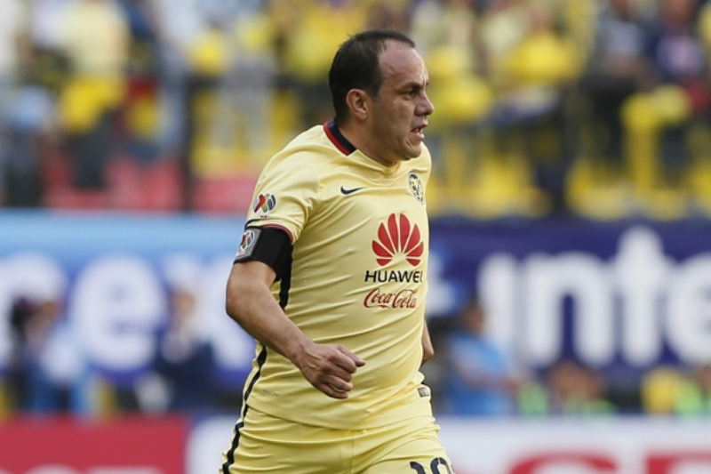 La Contienda Enfurecida: Cuauhtémoc Blanco desata una tempestad en el estadio al enfrentarse con el portero de Chivas.