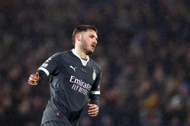 La agonía de la derrota: Santi Giménez pierde su oportunidad de brillar en la Supercopa de Italia al caer derrotado.